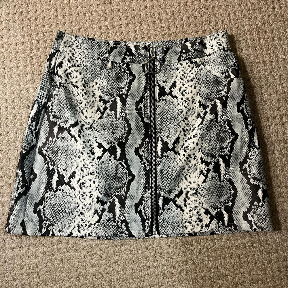 Chic Black and White Mini Skirt